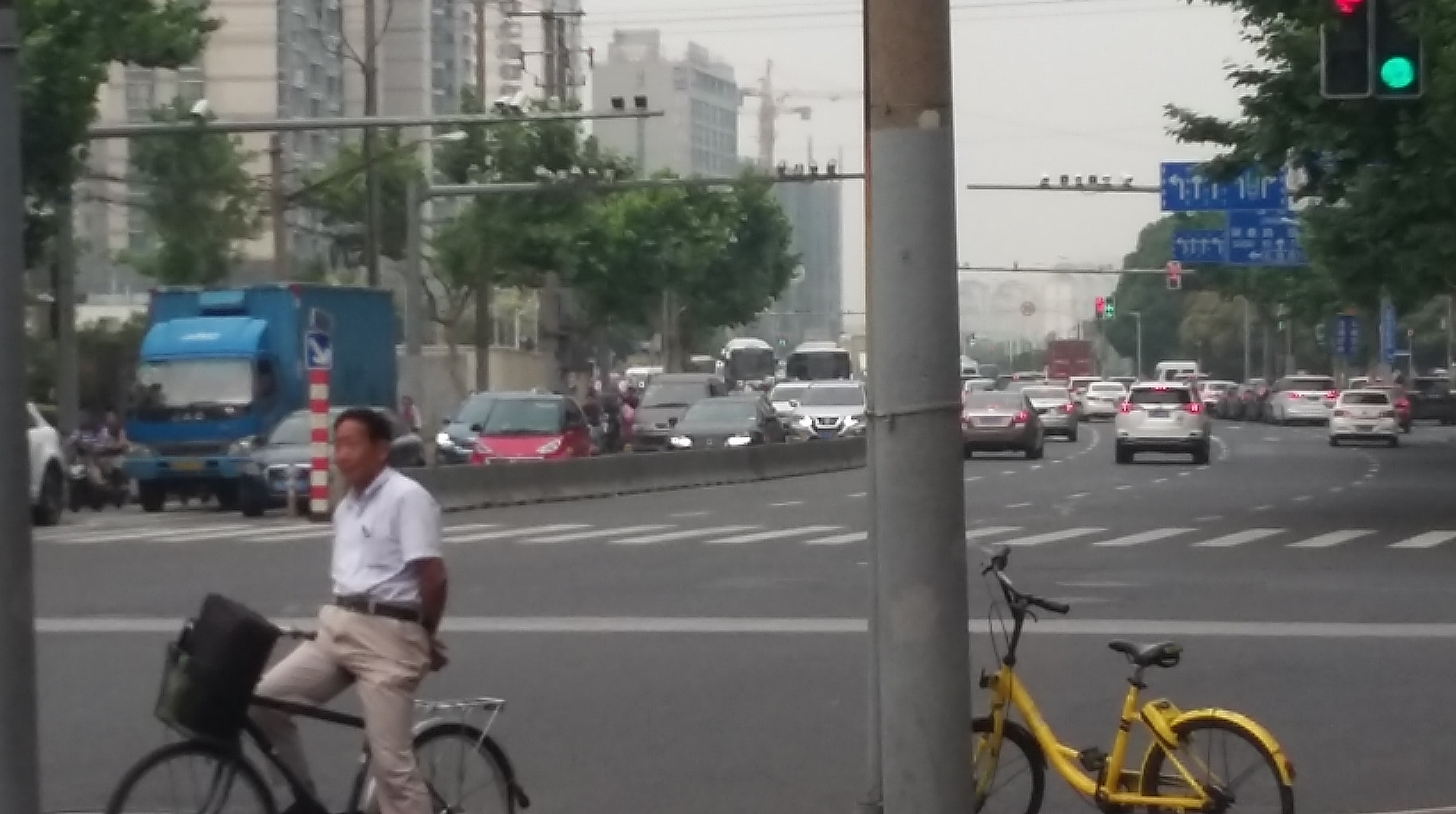 Le trafic au coin de la rue